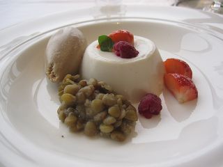 Kobe Grill・ヴェルヴェーヌのブラマンジェ レンズ豆のコンフィと黒糖のグラス