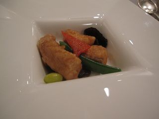 翠亨園・サーモンと鯛の炒め