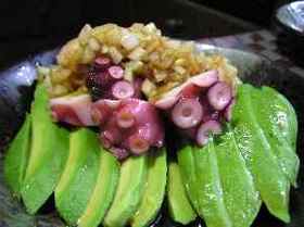 アボカドとタコのオニオンソース