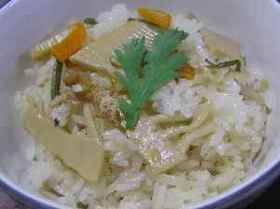 春風を感じるタケノコご飯