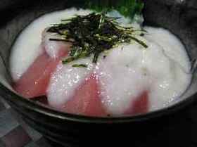 イカとアボカドとマグロのやまかけ丼