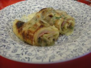 rotolino di prosciutto cotto su piatto.jpg