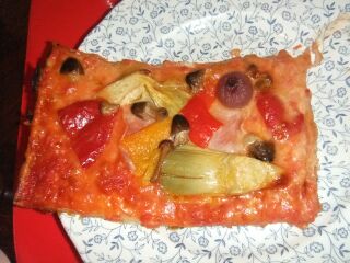 la pizza di domenica su piatto.jpg