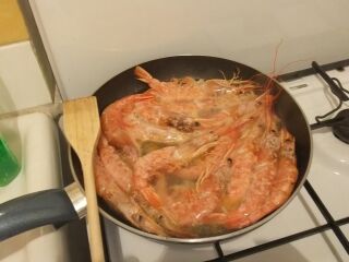 gamberi con padella.jpg