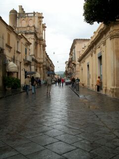 la via di Noto vicino alla pasticeria.jpg