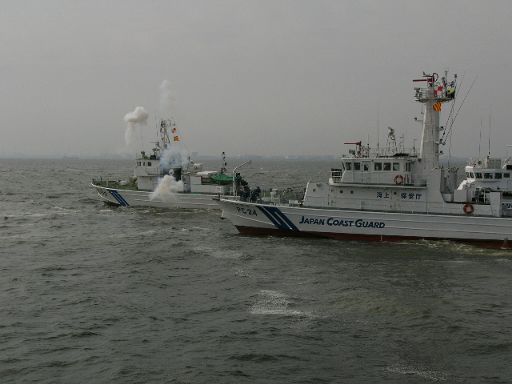 密輸船の容疑者を捕まえる訓練