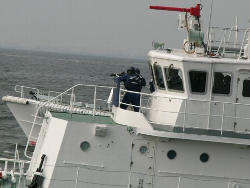 小銃を構える海上保安官