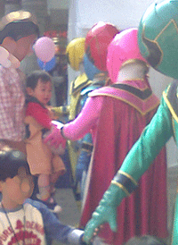 マジレンジャーと握手（11/3/05）