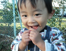 どんぐり食べちゃう（10/23/05）