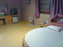 無駄に広い部屋。ベットは丸い、が回らない