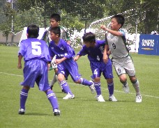 ヴェルディ相手に懸命に戦う