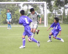 ヴェルディ相手に懸命に戦う