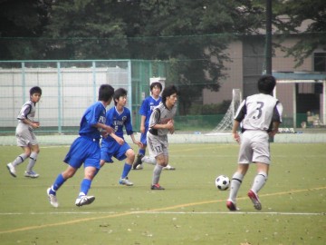 スタメン写真に主審に隠れてた田代君サービスカット