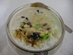 謎の緑の物体入りカキ氷