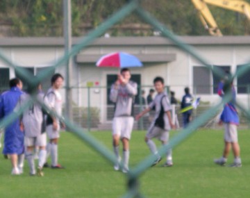 某氏にダレ傘をもらい、早速開いて喜ぶマイク。いいやつだ（笑）