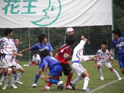 芦村君のCKが武君の前にこぼれ