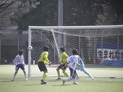 山田君のシュートはわずかにゴールをそれる