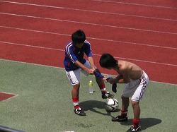 ユニフォームを絞ると汗が滴る