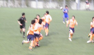 正岡のゴールを祝福する愛媛の選手達