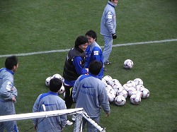 隼磨、スタッフに挨拶するアン・ジョンファン