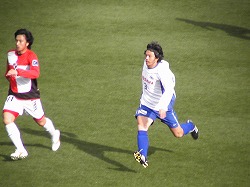 気合十分のマツ。左はアン