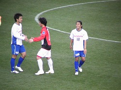 1本目試合後。大島と握手するアン