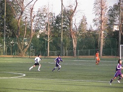 高台にある立派な人工芝グラウンド