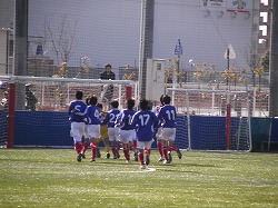 PK戦を制し、境のもとに駆け寄る選手達