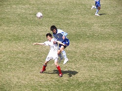 学と競り合う上阪文哉