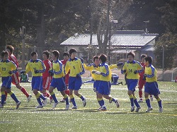 工藤の1点目を喜ぶ鹿島学園の選手達