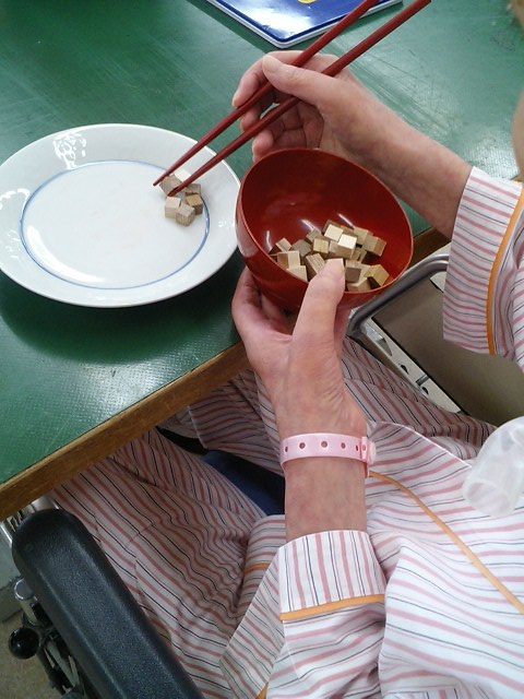 箸を使う