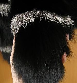 前のあわせ部分のトリミングの幅はボリュームがある