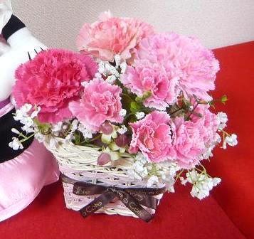 １００均×６個で出来たカーネーションアレンジ
