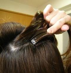 その下を少しとり、セレアップヘアを滑り込ませます