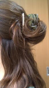 シュシュとヘアピンでなんちゃってお団子ハーフ／左
