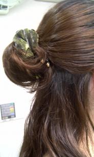 シュシュとヘアピンでなんちゃってお団子ハーフ／右