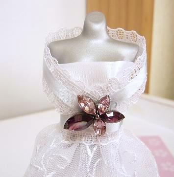 １００円のトルソーと２００円分のレースやリボンで／胸元アップ