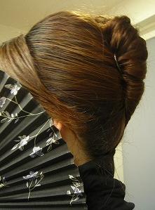 トップの渦の中に毛先を入れ込みプチクリで固定