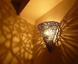 アジアン　ラタン　ブラケットランプ／斜め下（点灯）