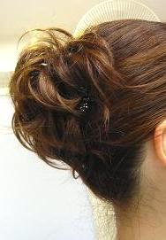 夜会巻きした上にアレンジ／右