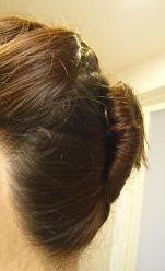 下の髪を夜会巻き風にまとめます