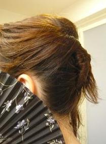 よけておいたトップの髪半分をかぶせ・・