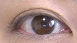 アイラインなしの目