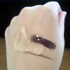 トロリとしたクレンジングジェルで・・