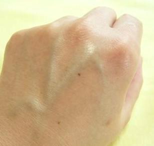 こんなに太い血管の青みも・・