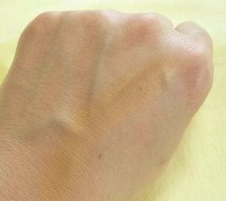 オレンジが強いのでバニラをほんの少し載せて色調整