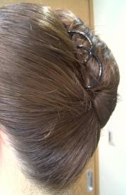 Ｘコームで夜会巻き（ミディアムヘア）