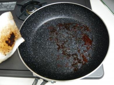 暖かい（少し油分がある）うちにふき取ると