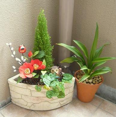 排水溝隠しの鉢植えもお正月