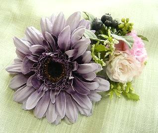 落ち着いた色の花も2個使いで華やかに